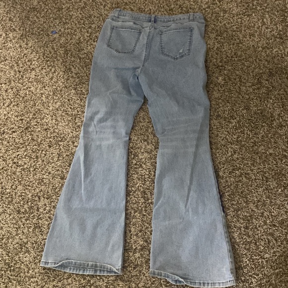 woman’s bell bottom jeans - Picture 3 of 3